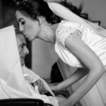 fotografo- matrimonio-reportage-sardegna-sposa-bacio-nonna-min